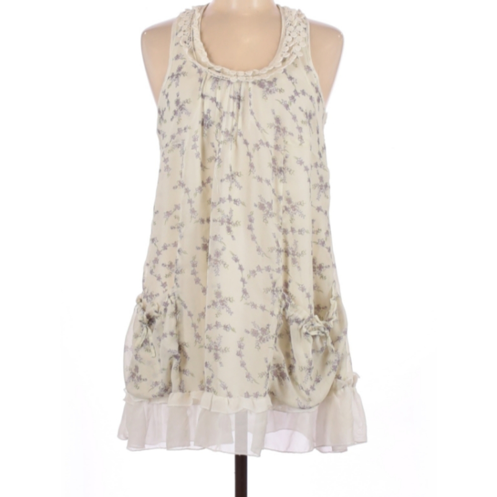 🥂 Cute floral top with ruffles, lace and pockets, size medium.